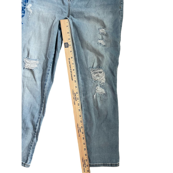 Chicco’s Platinum Crop Embroidered & Distressed Jeans Size 4 - Picture 14 of 14